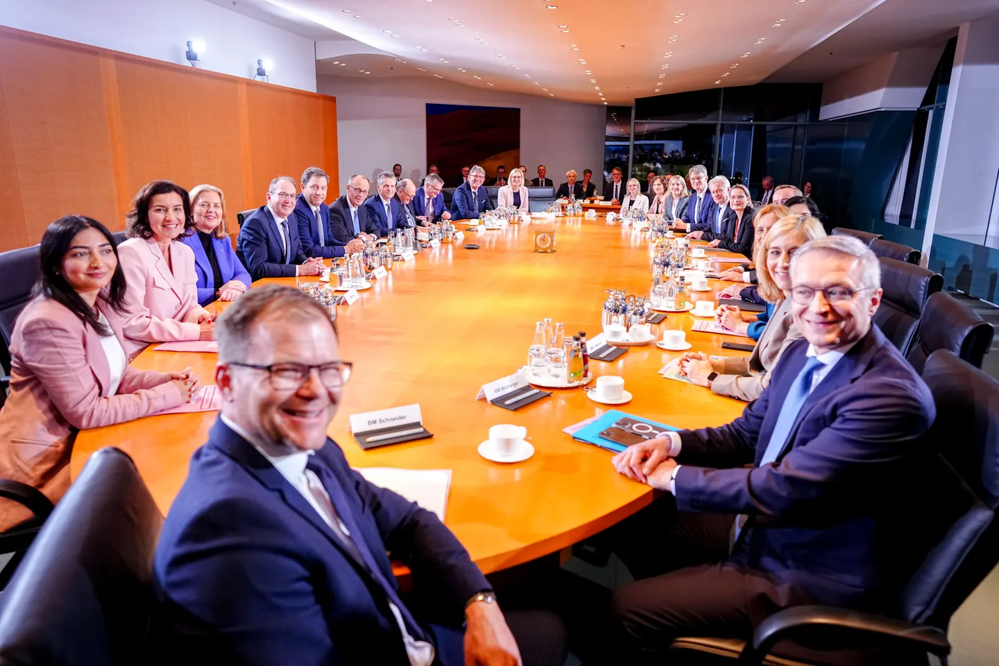 Kabinett streicht zum Auftakt 25 Posten